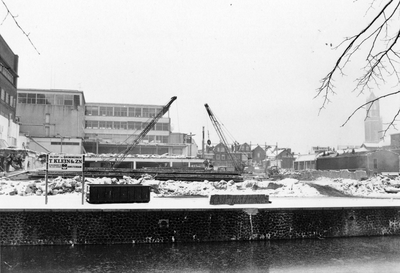 848384 Gezicht op sloopwerkzaamheden van Jaarbeursgebouwen aan de Rijnkade te Utrecht, vanaf de Catharijnesingel.